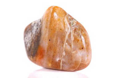 Beyaz bir arka plan üzerinde mineral taş jasper makro yakın çekim