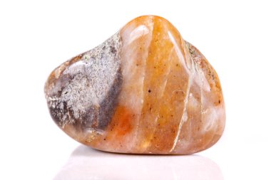 Beyaz bir arka plan üzerinde mineral taş jasper makro yakın çekim