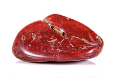 Beyaz bir arka plan üzerinde mineral taş jasper makro yakın çekim