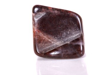 Beyaz bir arka plan üzerinde mineral taş jasper makro yakın çekim