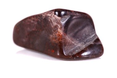 Beyaz bir arka plan üzerinde mineral taş jasper makro yakın çekim