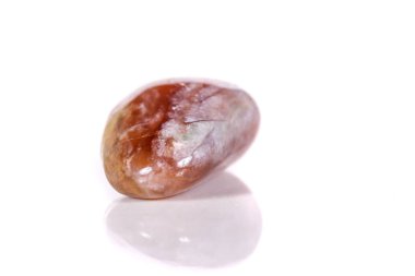 Beyaz bir arka plan üzerinde mineral taş jasper makro yakın çekim