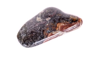 Beyaz bir arka plan üzerinde mineral taş jasper makro yakın çekim