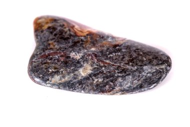 Beyaz bir arka plan üzerinde mineral taş jasper makro yakın çekim