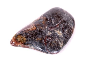 Beyaz bir arka plan üzerinde mineral taş jasper makro yakın çekim