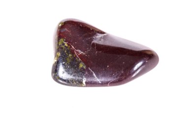 Beyaz bir arka plan üzerinde mineral taş jasper makro yakın çekim