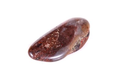 Beyaz bir arka plan üzerinde mineral taş jasper makro yakın çekim