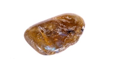 Beyaz arka planda, makro mineral taşından labradorit.