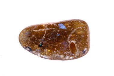 Beyaz arka planda, makro mineral taşından labradorit.