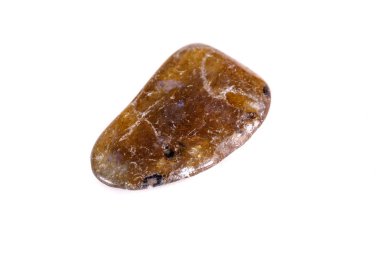 Beyaz arka planda, makro mineral taşından labradorit.