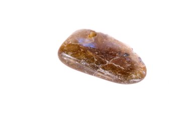 Beyaz arka planda, makro mineral taşından labradorit.