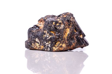 makro mineral taş sherle, schorl, beyaz arka plan yakın çekim üzerinde Siyah Turmalin