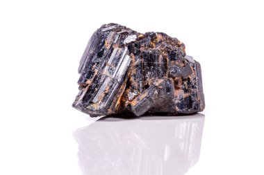 makro mineral taş sherle, schorl, beyaz arka plan yakın çekim üzerinde Siyah Turmalin