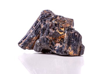 makro mineral taş sherle, schorl, beyaz arka plan yakın çekim üzerinde Siyah Turmalin