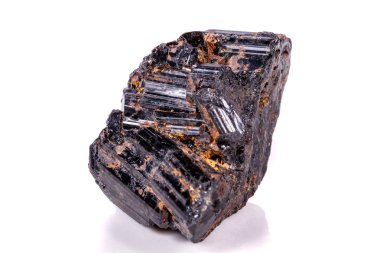 makro mineral taş sherle, schorl, beyaz arka plan yakın çekim üzerinde Siyah Turmalin