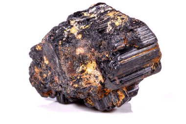 makro mineral taş sherle, schorl, beyaz arka plan yakın çekim üzerinde Siyah Turmalin