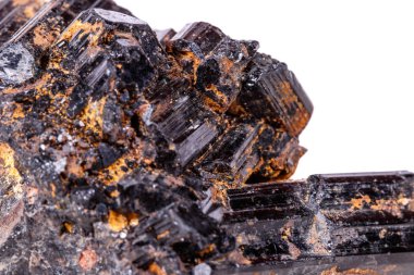 makro mineral taş sherle, schorl, beyaz arka plan yakın çekim üzerinde Siyah Turmalin