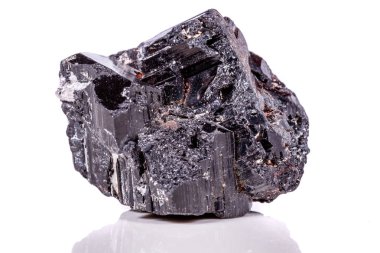 makro mineral taş sherle, schorl, beyaz arka plan yakın çekim üzerinde Siyah Turmalin