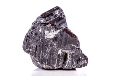 makro mineral taş sherle, schorl, beyaz arka plan yakın çekim üzerinde Siyah Turmalin