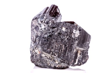 makro mineral taş sherle, schorl, beyaz arka plan yakın çekim üzerinde Siyah Turmalin