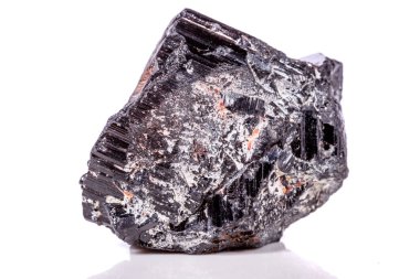 makro mineral taş sherle, schorl, beyaz arka plan yakın çekim üzerinde Siyah Turmalin