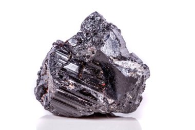 makro mineral taş sherle, schorl, beyaz arka plan yakın çekim üzerinde Siyah Turmalin