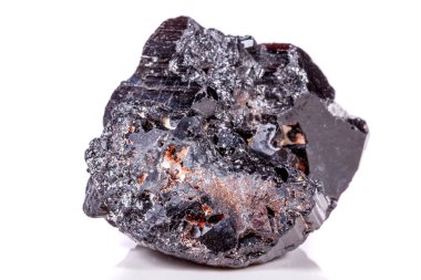 makro mineral taş sherle, schorl, beyaz arka plan yakın çekim üzerinde Siyah Turmalin