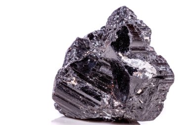 makro mineral taş sherle, schorl, beyaz arka plan yakın çekim üzerinde Siyah Turmalin