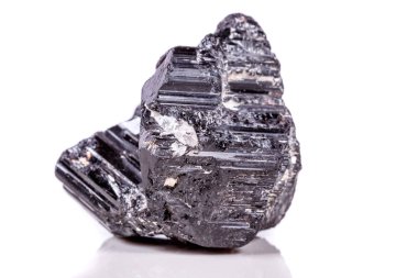 makro mineral taş sherle, schorl, beyaz arka plan yakın çekim üzerinde Siyah Turmalin