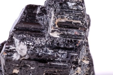 makro mineral taş sherle, schorl, beyaz arka plan yakın çekim üzerinde Siyah Turmalin