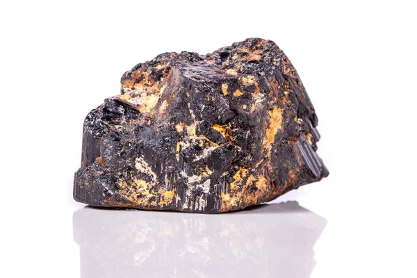 Macro Mineral Stone Sherle Schorl Turmalina Negra Sobre Fondo Blanco — Foto de Stock