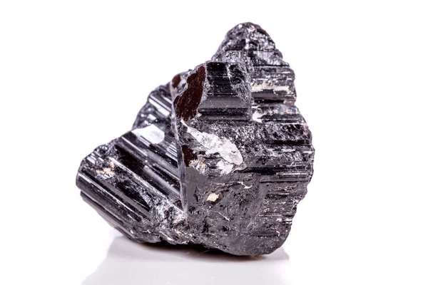 makro mineral taş sherle, schorl, beyaz arka plan yakın çekim üzerinde Siyah Turmalin