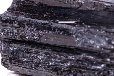 makro mineral taş sherle, schorl, beyaz arka plan yakın çekim üzerinde Siyah Turmalin