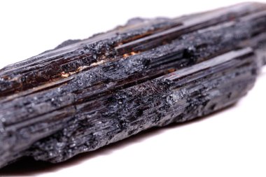 makro mineral taş sherle, schorl, beyaz arka plan yakın çekim üzerinde Siyah Turmalin