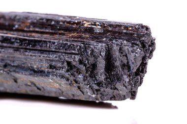 makro mineral taş sherle, schorl, beyaz arka plan yakın çekim üzerinde Siyah Turmalin