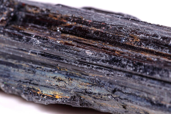 макро минеральный камень херес, шерл, черный турмалин на белом фоне крупным планом
