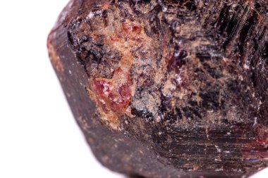 Beyaz zemin üzerinde bir mineral Lal Taşı makro yakın çekim