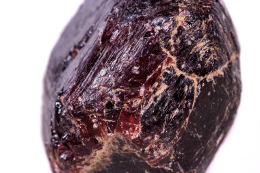 Beyaz zemin üzerinde bir mineral Lal Taşı makro yakın çekim