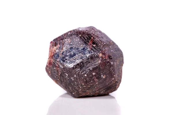 Makro Mineral Granat Kamień Białym Tle Bliska — Zdjęcie stockowe