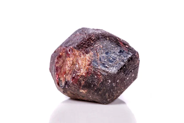 Närbild Mineral Garnet Sten Vit Bakgrund Nära Håll — Stockfoto