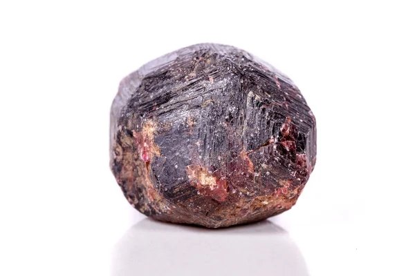 Närbild Mineral Garnet Sten Vit Bakgrund Nära Håll — Stockfoto