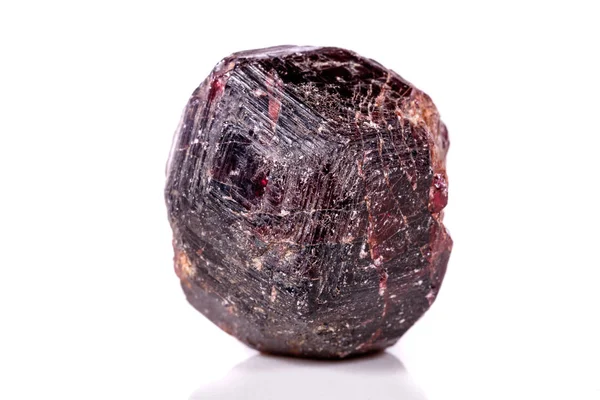 Närbild Mineral Garnet Sten Vit Bakgrund Nära Håll — Stockfoto