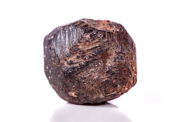 Makro Dari Batu Garnet Mineral Pada Latar Belakang Putih Menutup — Stok Foto