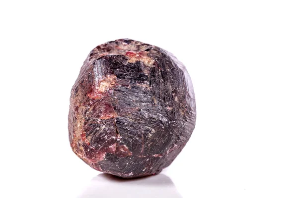 Makro Dari Batu Garnet Mineral Pada Latar Belakang Putih Menutup — Stok Foto