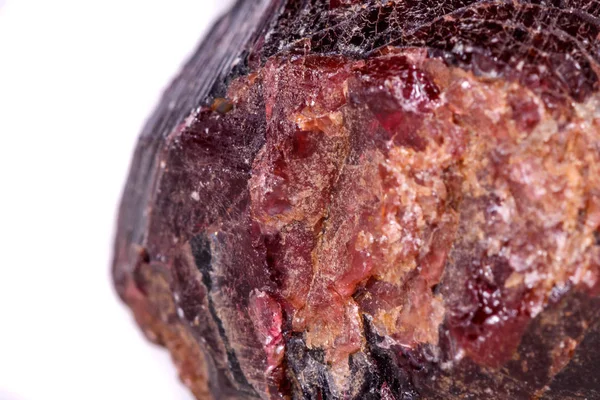 Beyaz zemin üzerinde bir mineral Lal Taşı makro yakın çekim