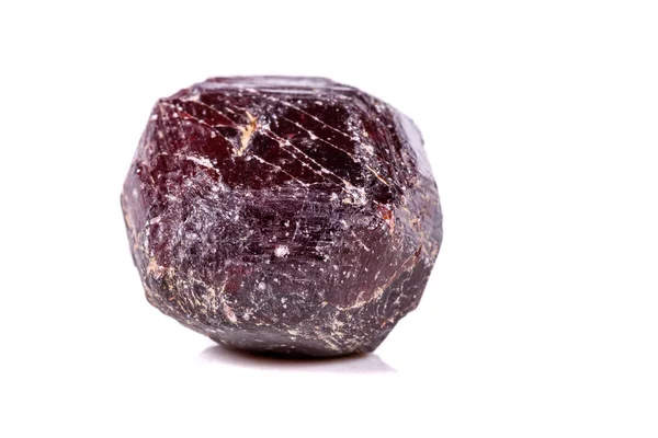 Makro Eines Mineralischen Granatsteins Auf Weißem Hintergrund Nahaufnahme — Stockfoto
