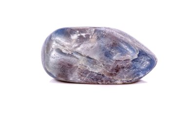 Beyaz arka plan üzerinde mineral taş safir makro yakın çekim