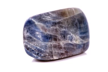 Beyaz arka plan üzerinde mineral taş safir makro yakın çekim