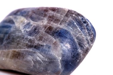 Beyaz arka plan üzerinde mineral taş safir makro yakın çekim