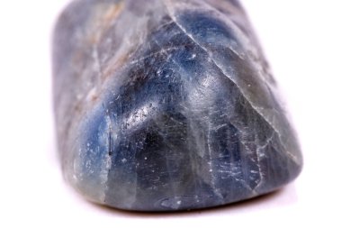 Beyaz arka plan üzerinde mineral taş safir makro yakın çekim